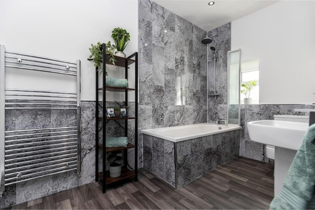 Auckland View - A Comfy & Spacious 4Bed With Views Coundon Экстерьер фото